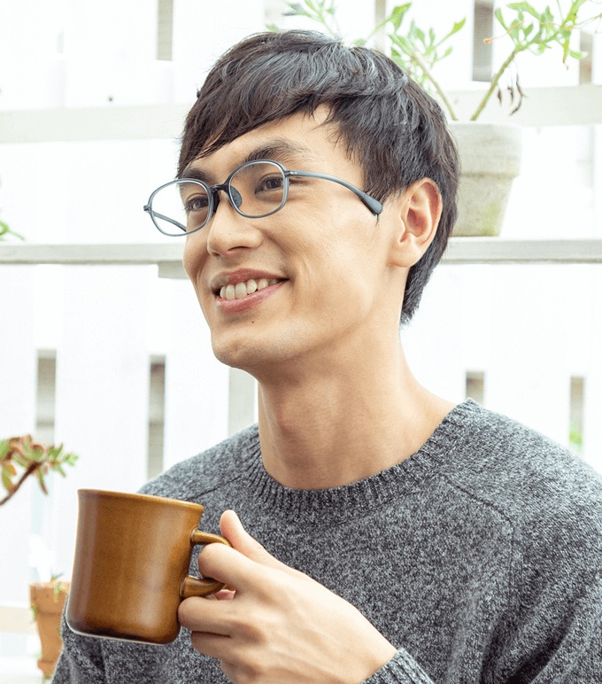通常は耳にかけるテンプルを、顔の横で