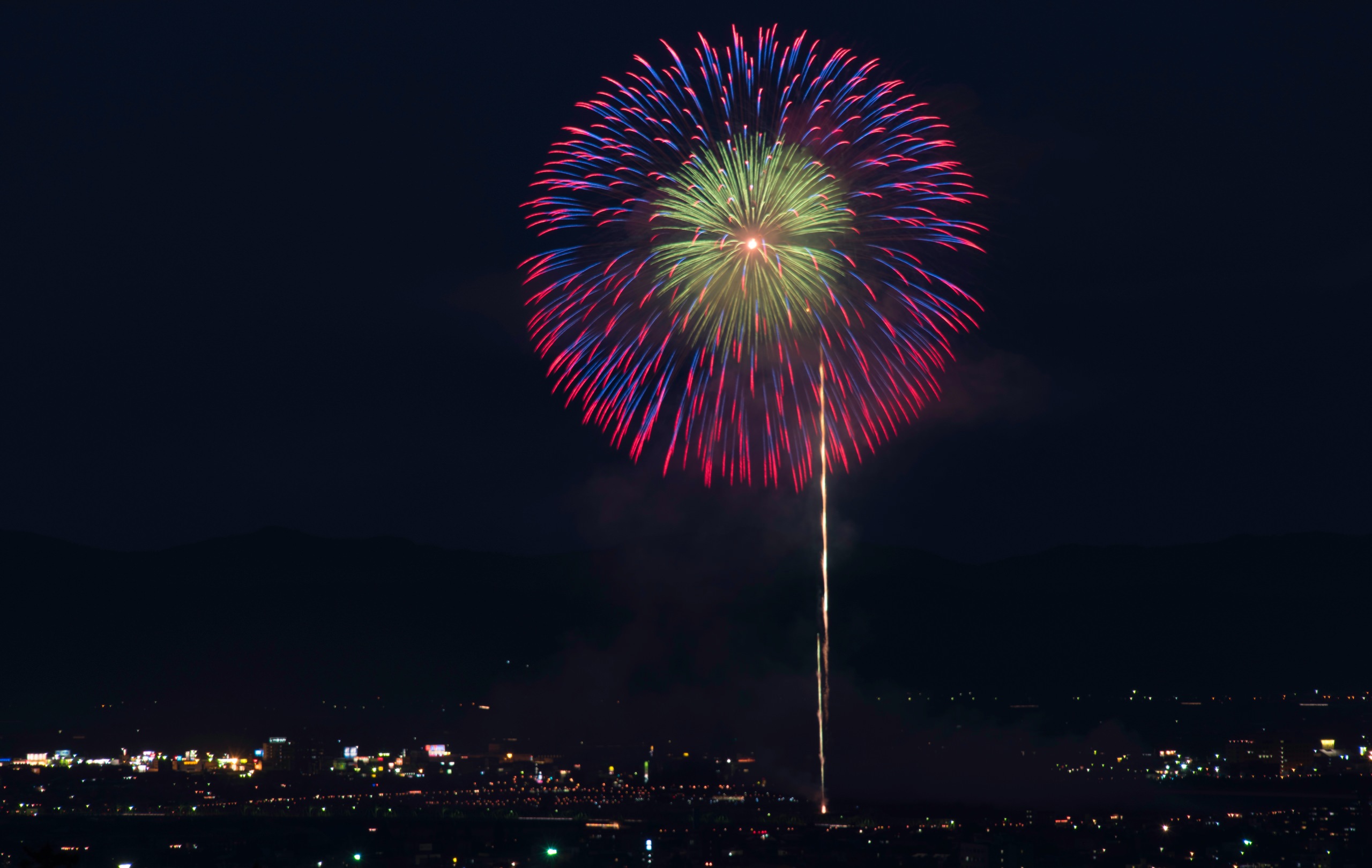 日本最高峰「長岡まつり大花火大会」をミルチケ特等席で。夜空いっぱいに咲く大輪の花火を「みる」