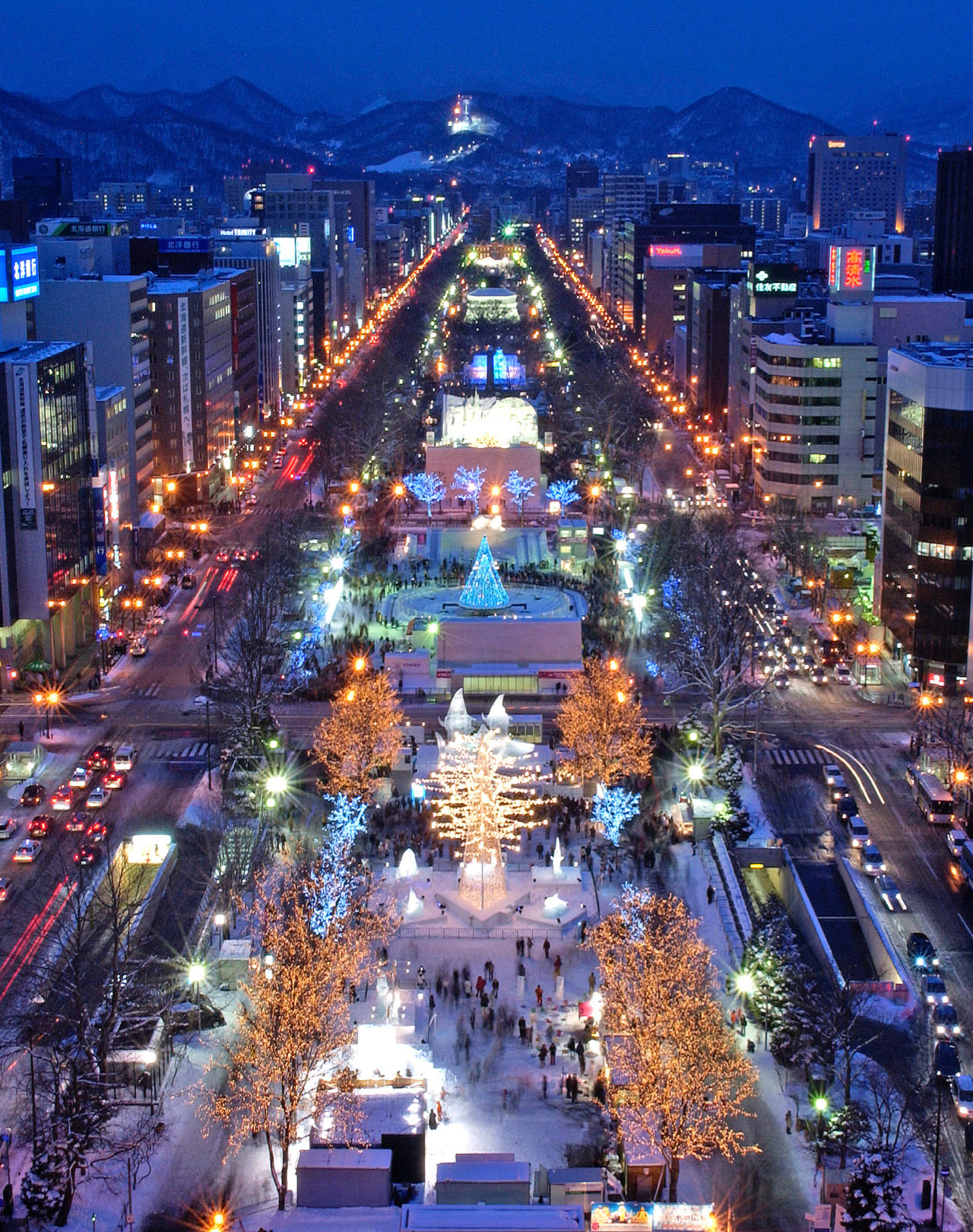 さっぽろ大通公園で雪像たちが祝福する雪の美術館。雪と光の芸術が織りなす、この時期だけの出会いを「みる」。