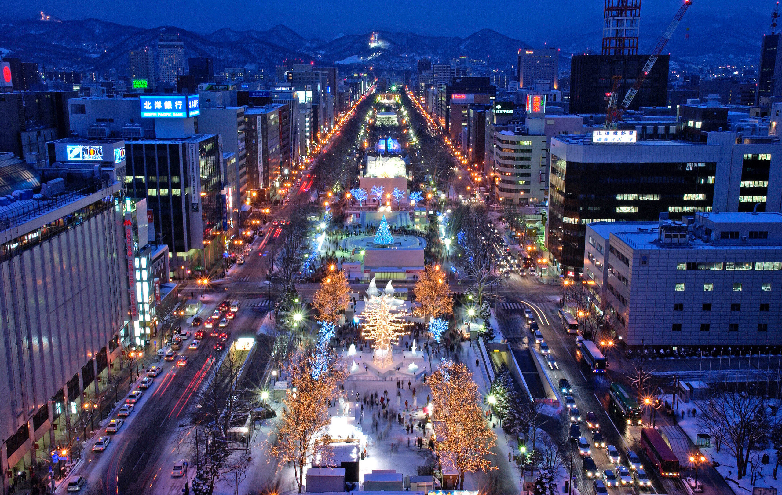 さっぽろ大通公園で雪像たちが祝福する雪の美術館。雪と光の芸術が織りなす、この時期だけの出会いを「みる」。
