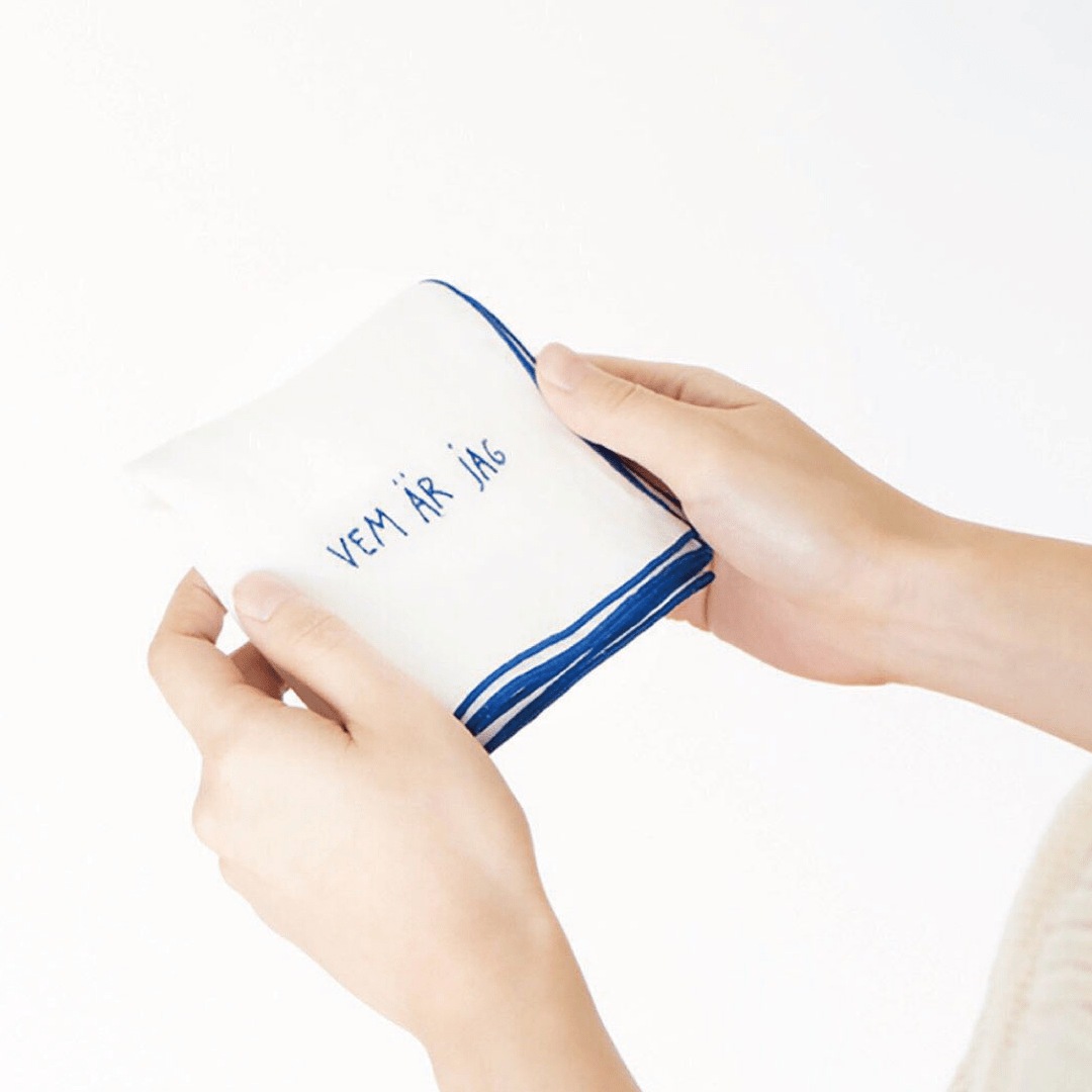 Marianne Hallbergオリジナル刺しゅう入りハンカチ