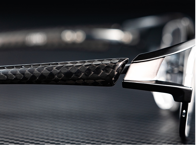 流れるようなフロントラインと印象的なカーボン素材のテンプル