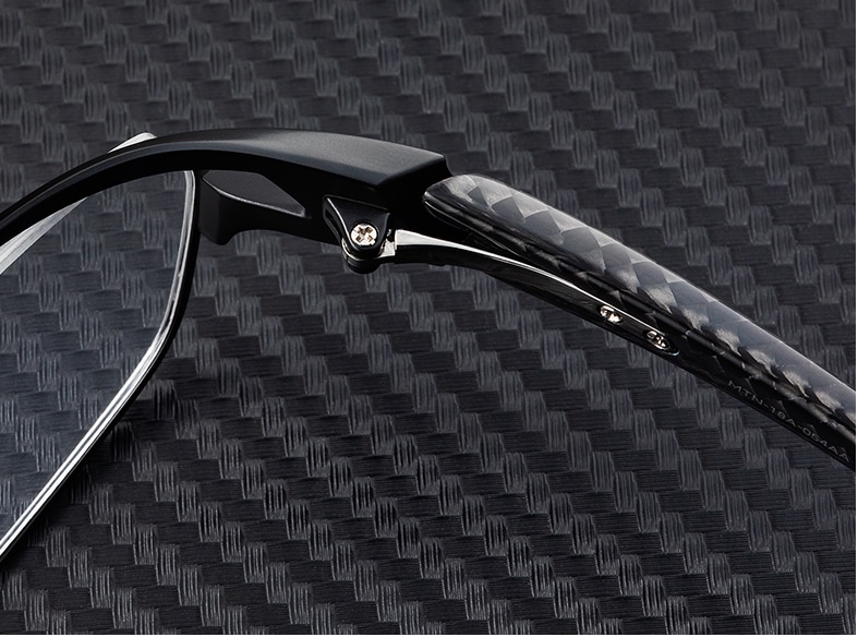 硬質な見た目に反した抜群のフィット感を提供する金属タイプのバネ丁番