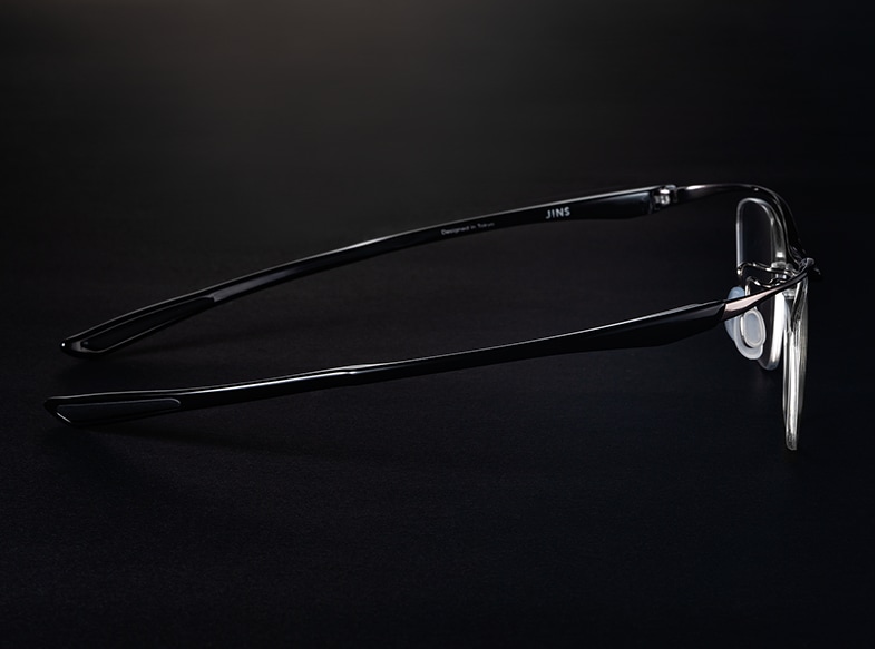 スポーティかつ軽量・高弾性新素材採用のフレームライン