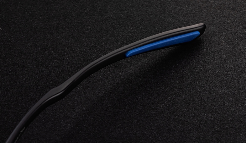 アクティブなシーンでも掛けやすく、ズレにくいラバーモダン