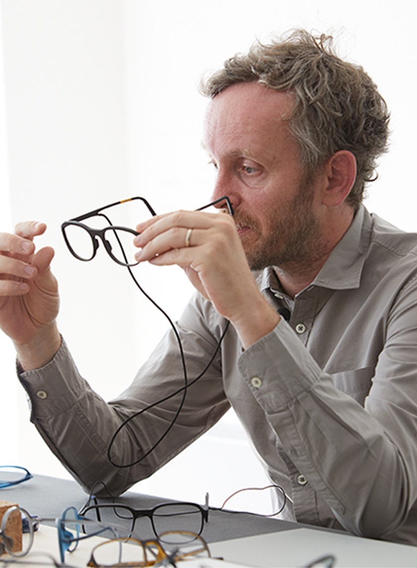 Eyeglasses make up a person’s posture