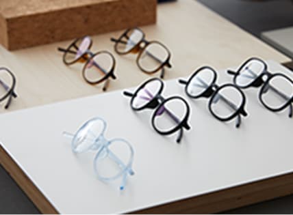 Eyeglasses make up a person’s posture