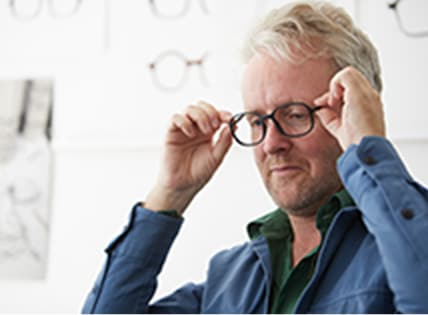 Eyeglasses make up a person’s posture