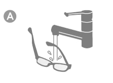 A.流水でサングラスの表面についているほこりを洗い流します。お湯の使用はレンズのコーティングがはがれる恐れがあるのでNG。