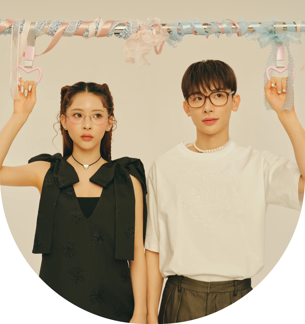 よしミチがJINSのメガネと旬のファッションを着こなす全身コーディネートショット