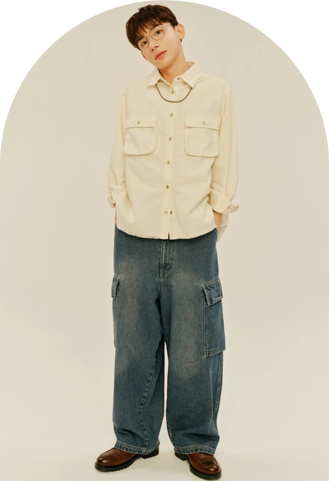 よしあきが定番メガネとファッションで登場