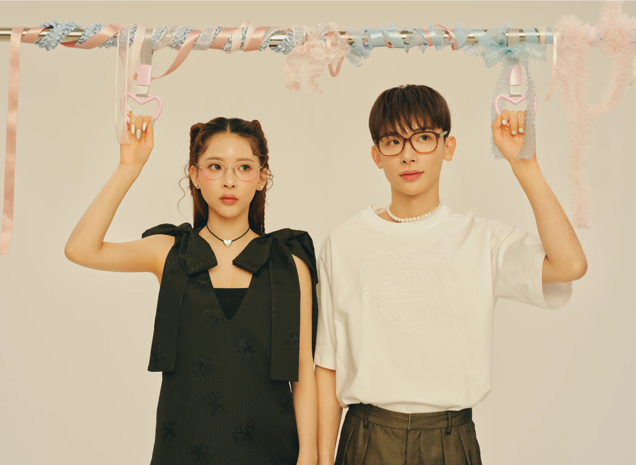 みちとよしあきのプロフィール写真、おしゃれなJINSのメガネを着用