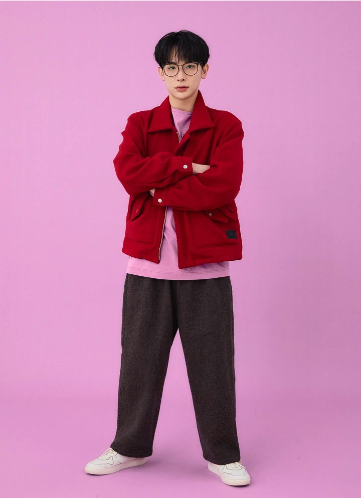 よしあきの全身コーデ：赤いジャケットとメガネのスタイリング