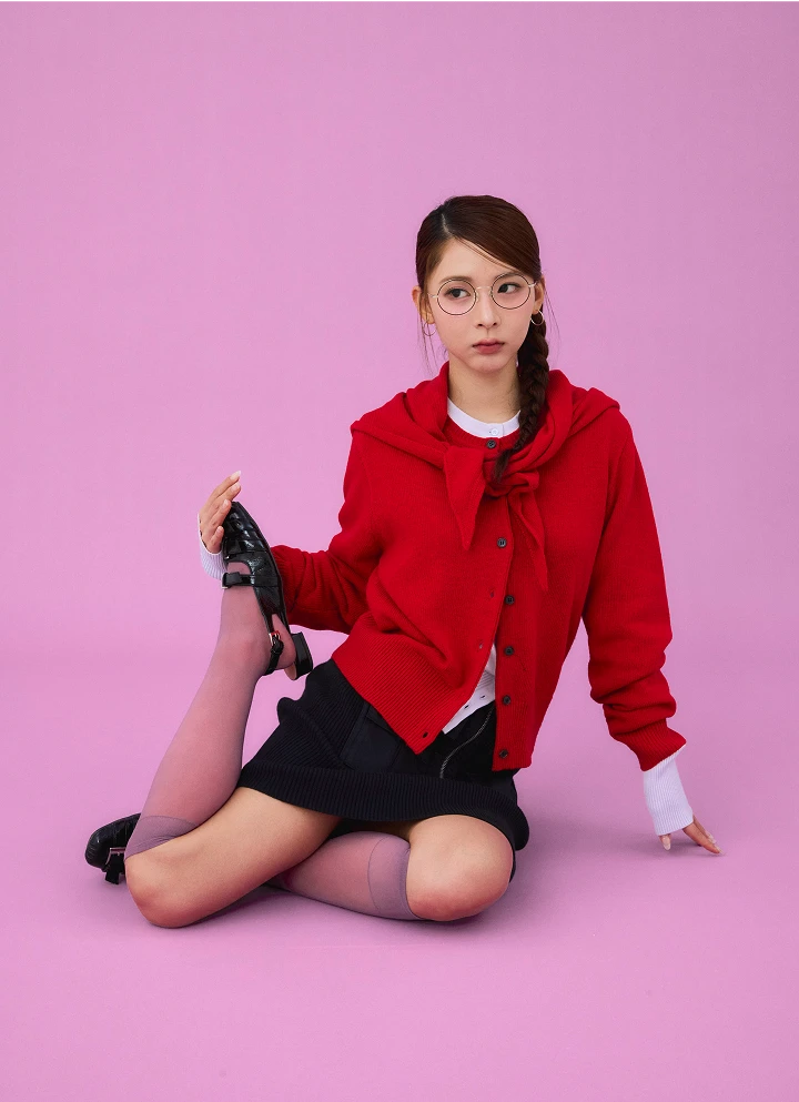 ミチの全身コーデ：赤いカーディガンと黒スカートのオフィスカジュアル