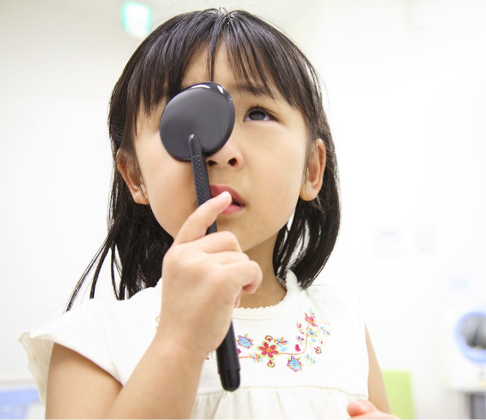 【眼科医監修】学校の視力検査で「A判定」以外だったら？子どもの近視と受診、メガネ使用について解説