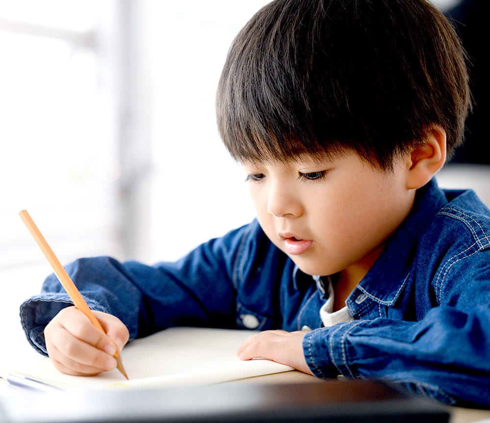 【眼科医監修】視力が学力に及ぼす影響は？子どもの近視を示すサインと予防策