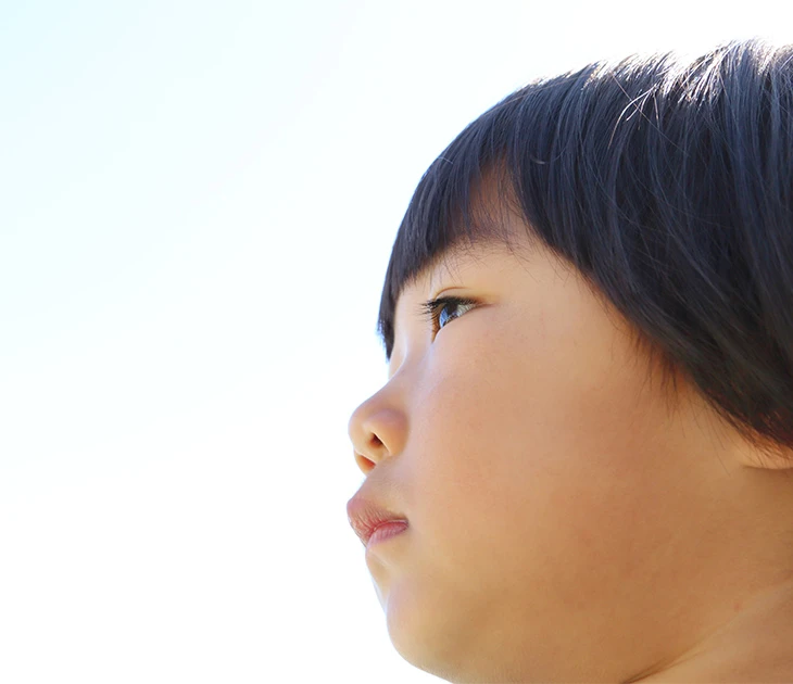 【眼科医監修】子どもの乱視は治る？原因や治療法をわかりやすく解説