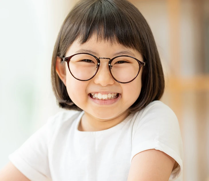 【眼科医監修】子どものメガネデビューはいつから？見極めるサインと取り入れるべき習慣