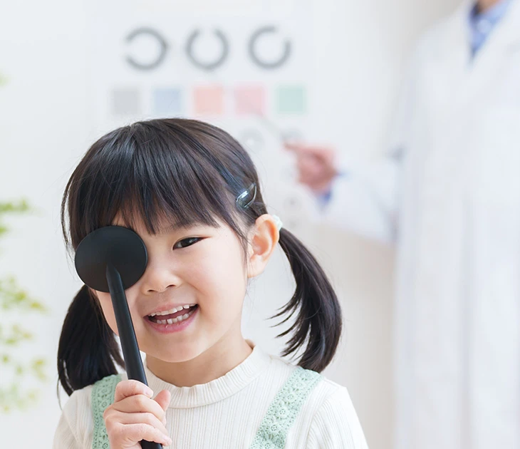【眼科医監修】子どもの視力の左右差（不同視）は治る？放置するリスクと対処法を解説