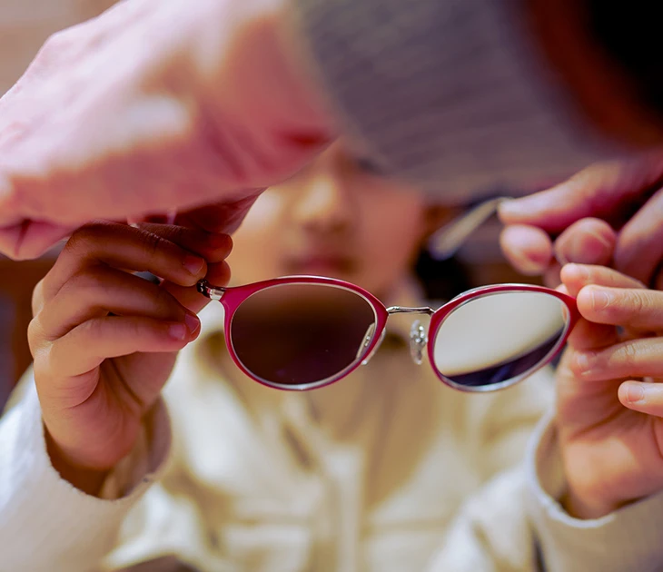 【眼科医監修】弱視の子どもにメガネが必要になったら？使える補助金や選び方まで詳しく解説