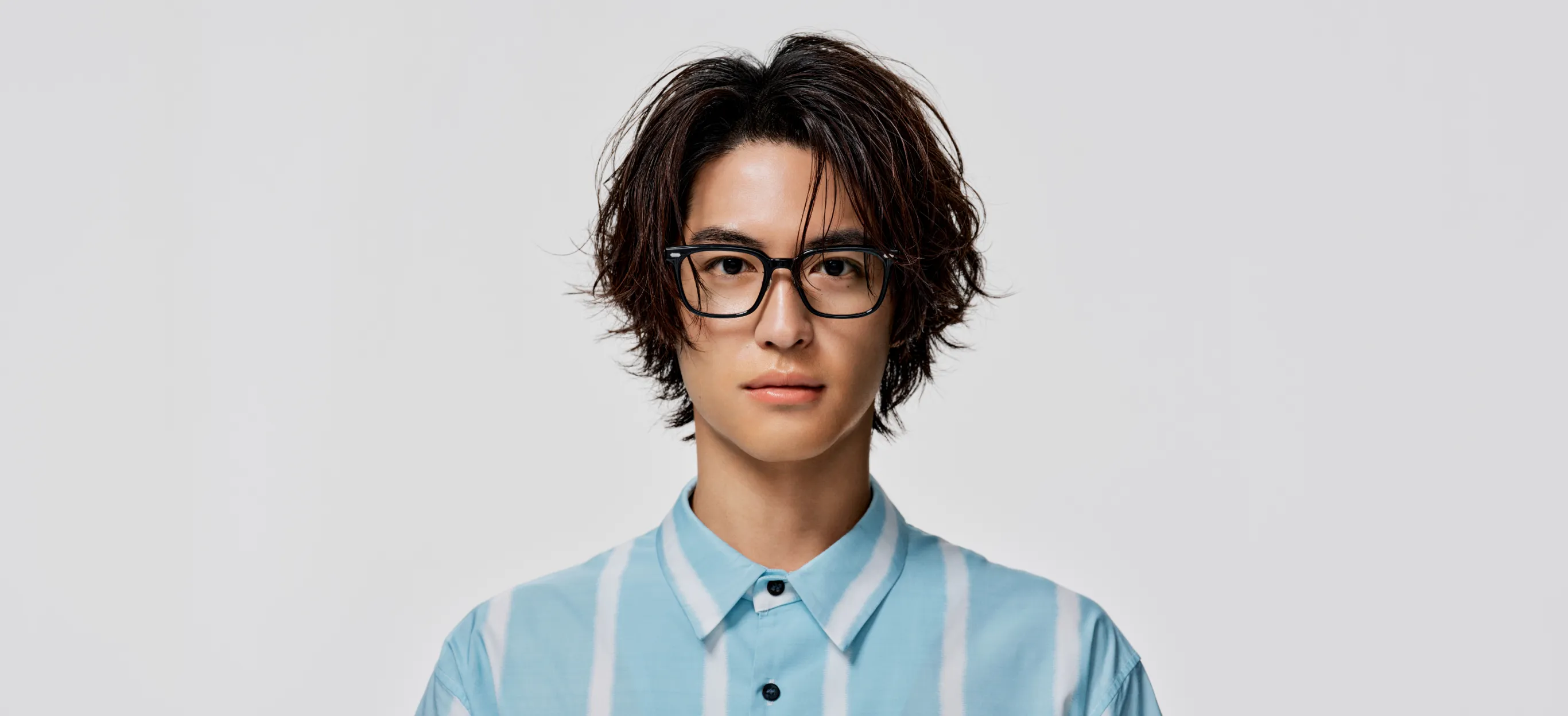 面長顔型 × ミディアムセンターパートの正面着用写真をもとにした清潔感ロジックの解説図