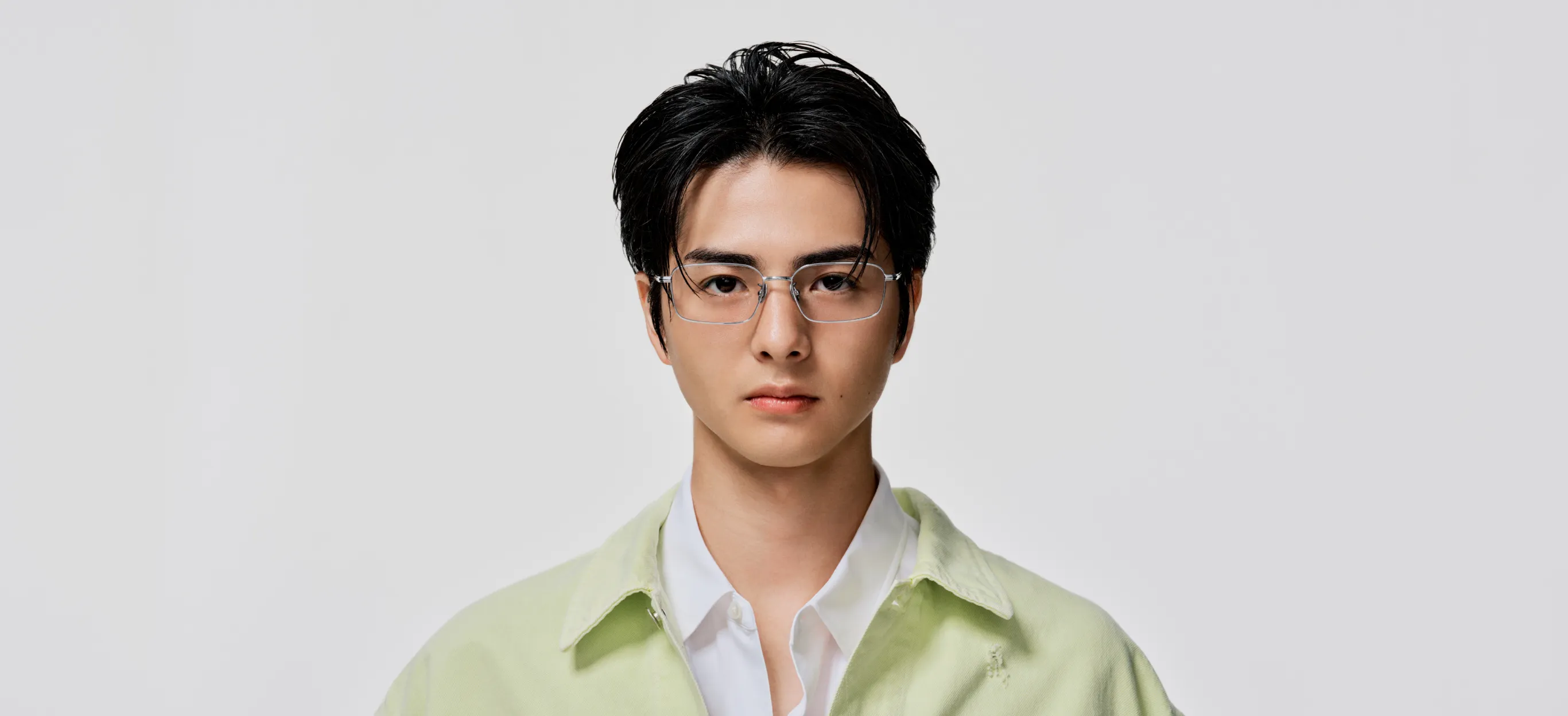 丸顔型 × ショートヘアの正面着用写真をもとにした清潔感ロジックの解説図